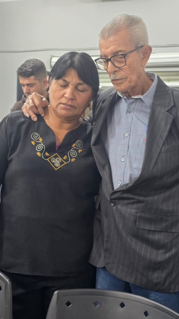 Pastores Pedro e Gonçalina em momento de oração