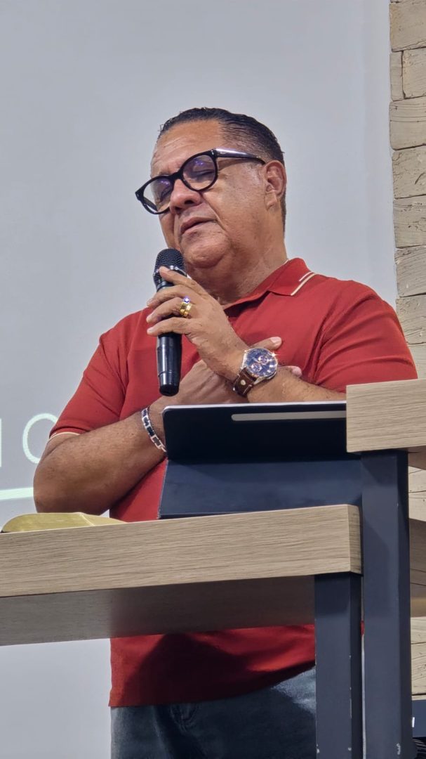 Pastor pregando durante um culto da Igreja Unidade em Cristo